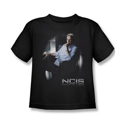 Cbs - Ncis / Gibbs Ponders Little Boys T-Shirt In Black