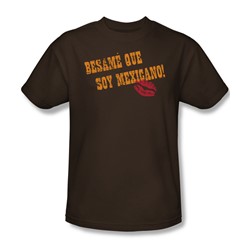 Besame Que Soy Mexicano - Mens T-Shirt In Coffee
